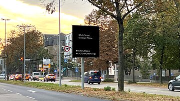 Auf einem digitalen Wegweiser seht die Botschaft "Mehr Smart, weniger Phone."