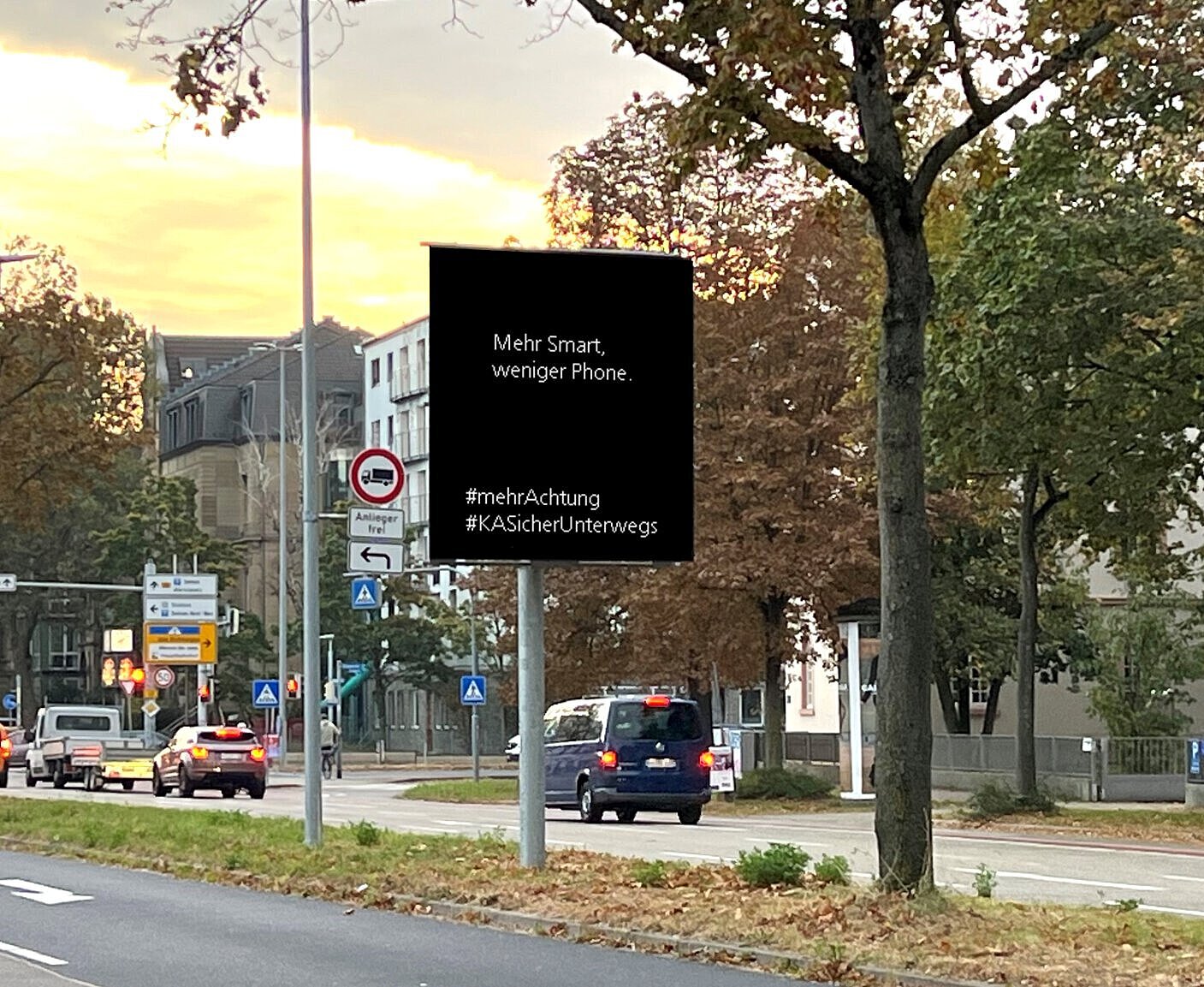 Auf einem digitalen Wegweiser seht die Botschaft "Mehr Smart, weniger Phone."