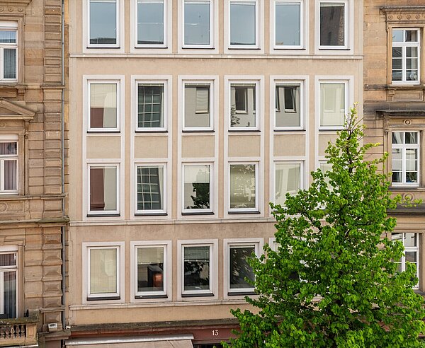 Blick auf das Gebäude - ehemals Haus der Fraktionen in der Hebelstraße