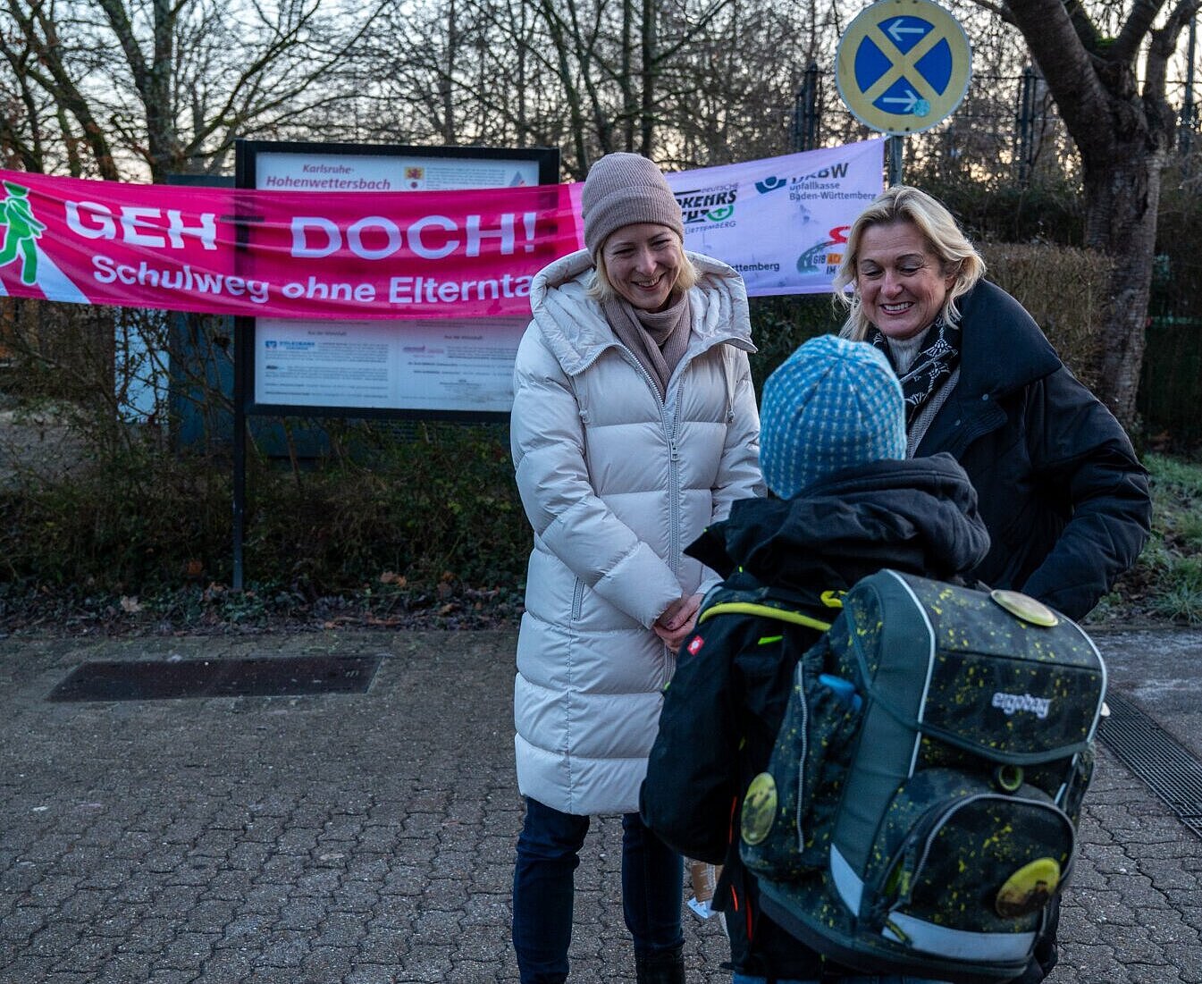 Bürgermeisterin Yvette Melchin (links) und Ortsvorsteherin Elke Ernemann übergeben einem Schüler eine Trinkflasche.