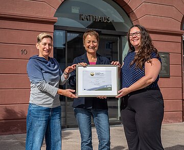 Erste Bürgermeisterin Bettina Lisbach nimmt die Auszeichnung fahrradfreundlicher Arbeitgeber entgegen