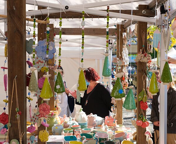 Keramik-Dekorationsstand auf dem Kunsthandwerkmarkt am Stephanplatz