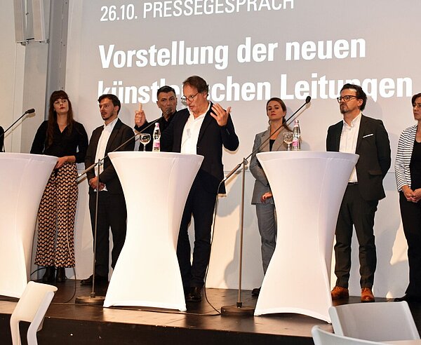 Der designierte Staatstheater-Intendant Christian Firmbach (5.v.r.) präsentiert sein Team fürSchauspiel, Ballett, Musik,Oper und Digitales. 