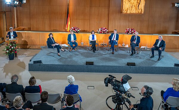 Auf der Podiumsdiskussion der 25. Karlsruher Verfassungsgespräche diskutierten Jean Asselborn, Jeanne Barseghian, Prof. Dr. Birgit Glorius und Prof. Dr. Daniel Thym, LL. M. (London).