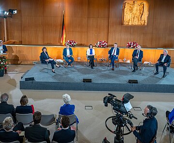 Auf der Podiumsdiskussion der 25. Karlsruher Verfassungsgespräche diskutierten Jean Asselborn, Jeanne Barseghian, Prof. Dr. Birgit Glorius und Prof. Dr. Daniel Thym, LL. M. (London).