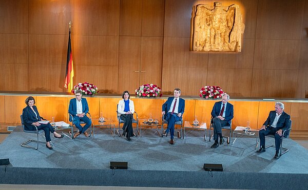 Auf der Podiumsdiskussion der 25. Karlsruher Verfassungsgespräche diskutierten Jean Asselborn, Jeanne Barseghian, Prof. Dr. Birgit Glorius und Prof. Dr. Daniel Thym, LL. M. (London).