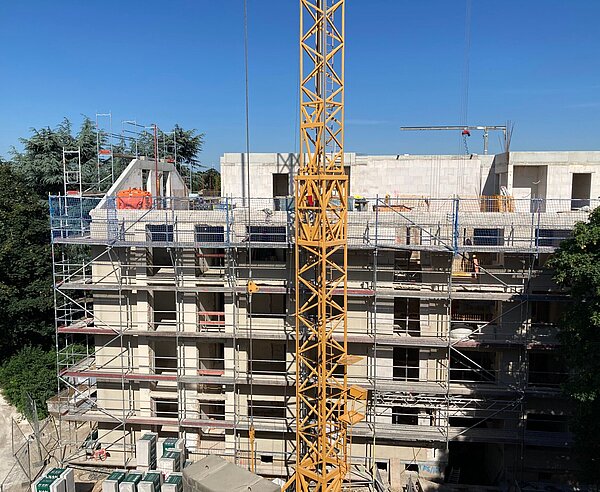 Mehrfamilienhaus, das für die Generalsanierung in den Rohbauzustand zurückversetzt wurde.