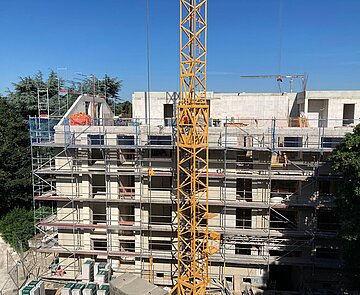 Mehrfamilienhaus, das für die Generalsanierung in den Rohbauzustand zurückversetzt wurde.