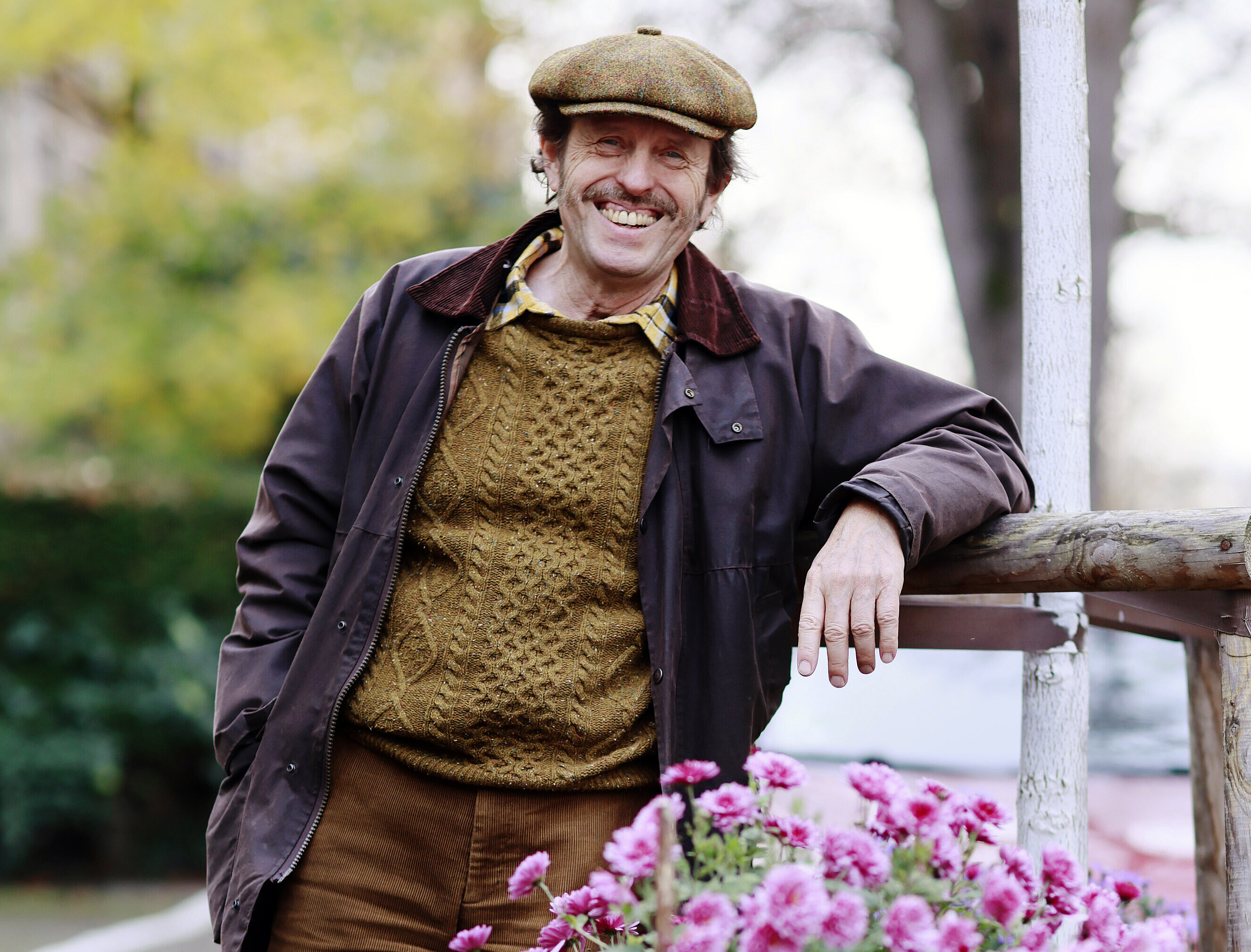 Baumpate vor seiner ehrenamtlich bepflanzten Baumscheibe