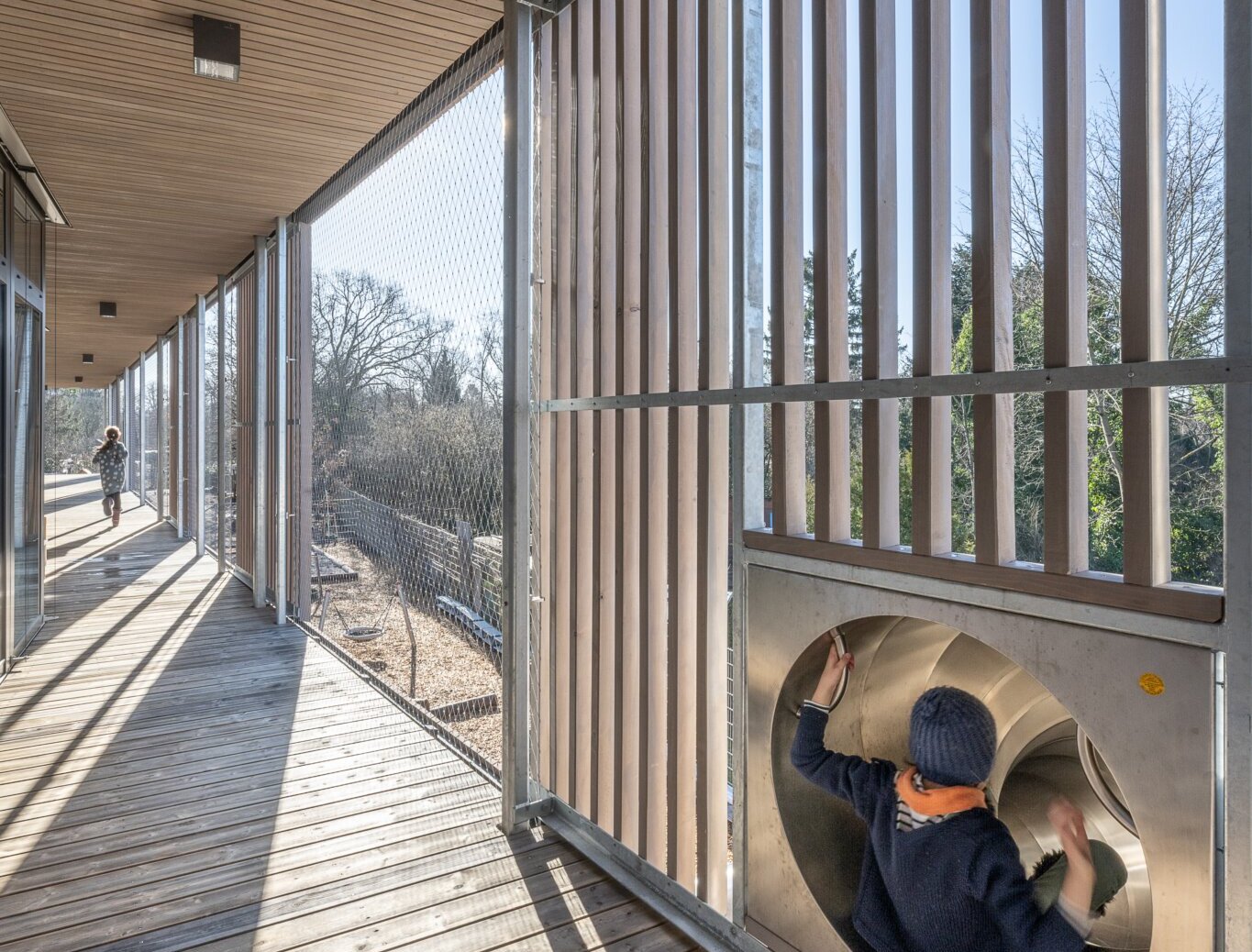 Über eine Rutsche gelangt man in den Außenbereich 