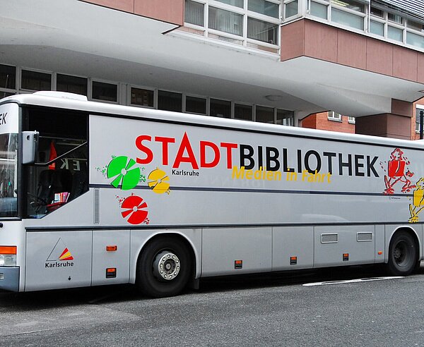 Der Medienbus parkt am Straßenrand.