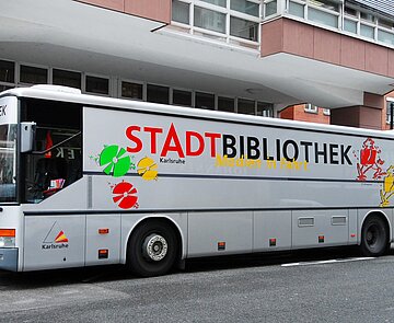 Der Medienbus parkt am Straßenrand.