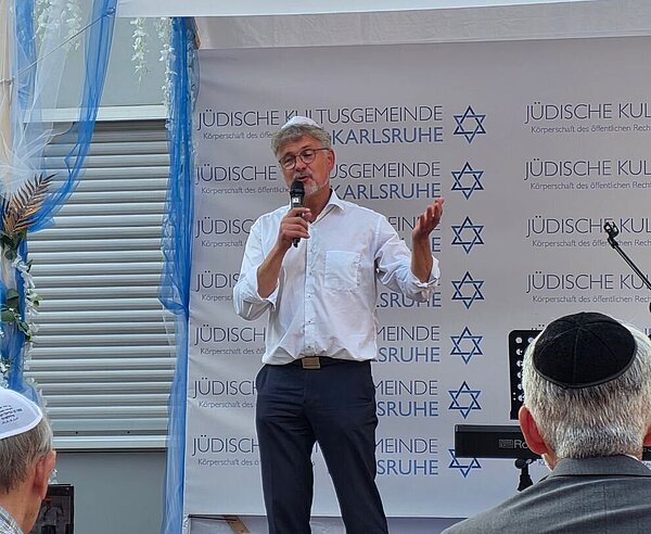 OB Dr. Frank Mentrup gratuliert vor Mitgliedern der jüdischen Kultusgemeinde Karlsruhe