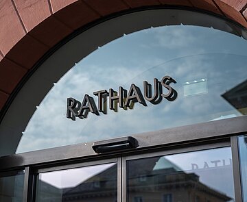 Schriftzug über Glastüre am Eingang zum Rathaus