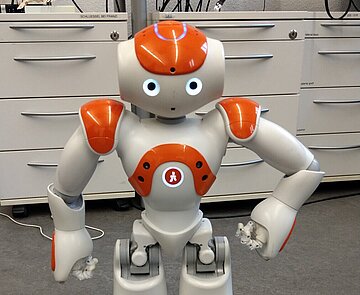 Der humanoide Roboter "NAO" kann beim Workshop programmiert werden.
