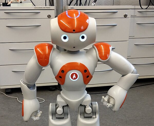 Der humanoide Roboter "NAO" kann beim Workshop programmiert werden.