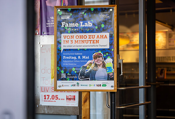 Das Plakat von FameLab hängt am Eingang des Tollhauses
