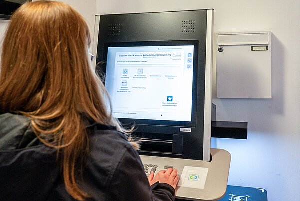 Der Selbstbedienungsschalter im K8 mit der Möglichkeit Text einzuscannen