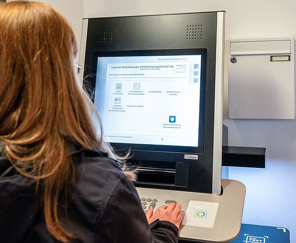 Der Selbstbedienungsschalter im K8 mit der Möglichkeit Text einzuscannen