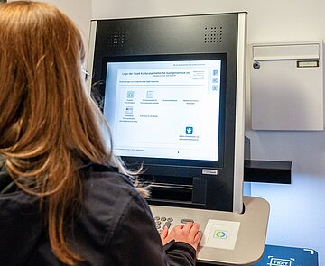 Der Selbstbedienungsschalter im K8 mit der Möglichkeit Text einzuscannen