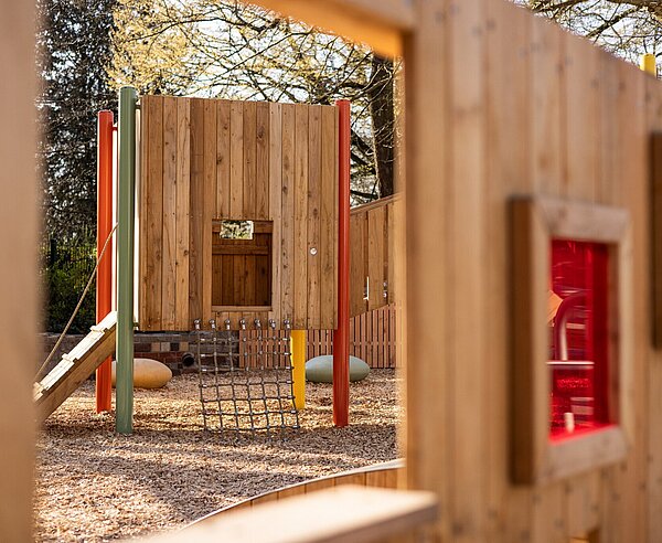 Der Kleinkindbereich auf dem Spielplatz im Zoo bietet viel Raum zum Toben und Experimentieren.