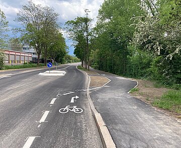 Das fertiggestellte Teilstück der Radroute 17b zwischen Hagsfeld und Grötzingen in der Brückenstraße