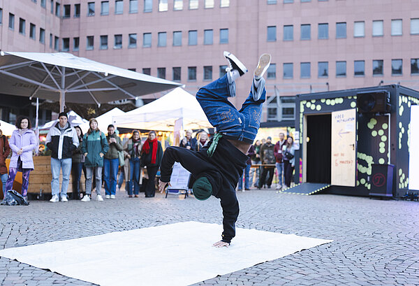 Tänzer der Gruppe Combo machen Breakdance auf dem Kronenplatz