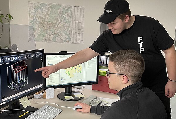 Zwei Junge Männer an einem Bildschirm