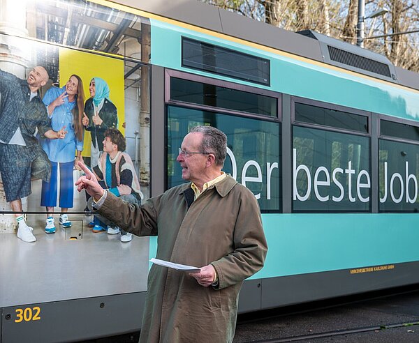 Neue Wege zur Personalgewinnung: Bürgermeister Dr. Albert Käuflein präsentiert im Betriebshof der ­Verkehrsbetriebe die Kampagne „Ist doch KA. Ist doch klar. Ist doch Karlsruhe.“