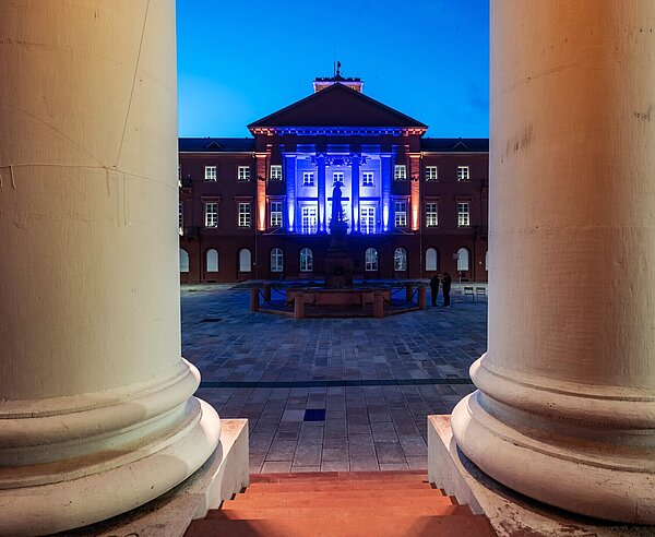 Blau beleuchtetes Rathaus aufgrund der Städtepartnerschaft Nancy am 23.12.2021 - 06.01.2022  als Zeichen für die Europäische Einigung