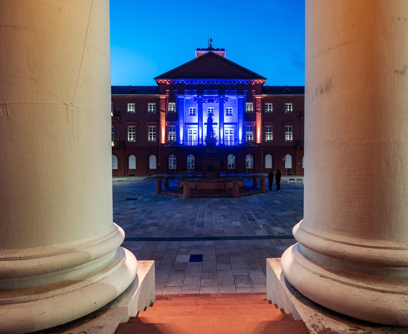 Blau beleuchtetes Rathaus aufgrund der Städtepartnerschaft Nancy am 23.12.2021 - 06.01.2022  als Zeichen für die Europäische Einigung