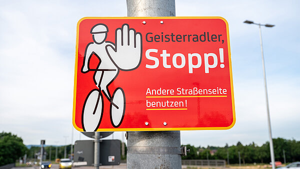 Schild zur Kampagne „Geisterradler - Stopp!“