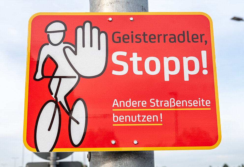 Schild zur Kampagne „Geisterradler - Stopp!“