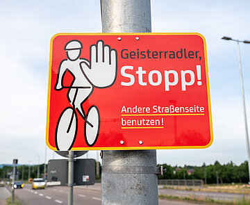 Schild zur Kampagne „Geisterradler - Stopp!“
