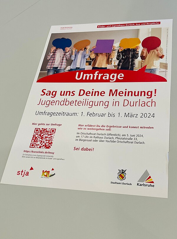 Auf dem Plakat leitet ein QR-Code zur Umfrage - um Dopplungen zu vermeiden, gibt es einen Zugangscode, der im Kinder- und Jugendhaus erhältlich ist.