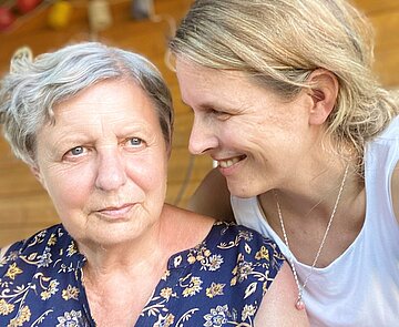 Die Journalistin Peggy Elfmann und ihre Mutter