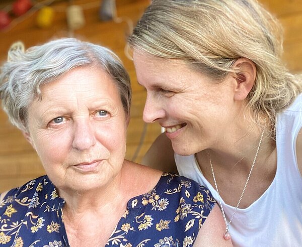 Die Journalistin Peggy Elfmann und ihre Mutter