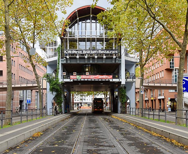 Denkmalgeschütztes Brückenrestaurant über der Fritz-Erler-Straße am Kronenplatz