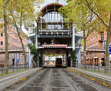 Denkmalgeschütztes Brückenrestaurant über der Fritz-Erler-Straße am Kronenplatz