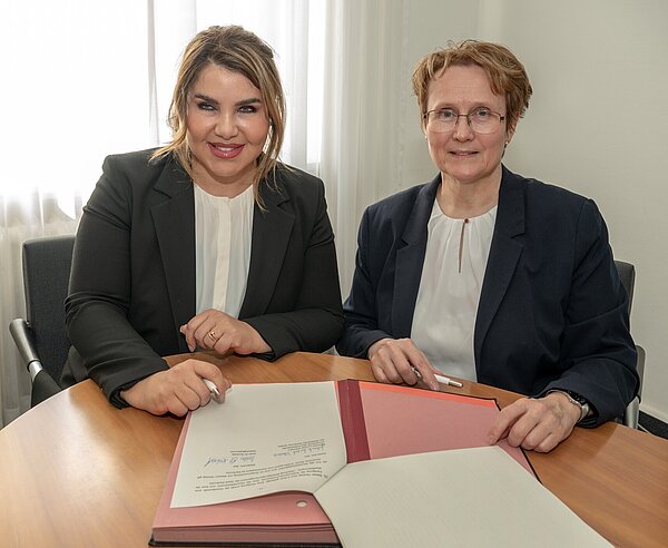 Iman El Sonbaty unterzeichnet am 20. März im Rathaus ihren Vertrag als Geschäftsführerin der Stadtwerke Karlsruhe