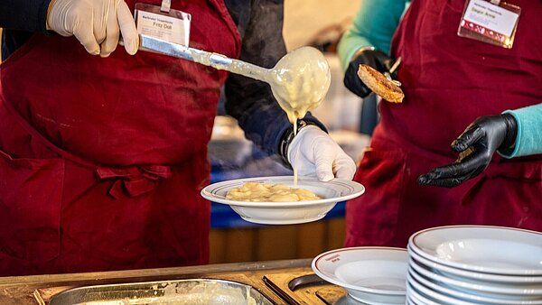 Ehrenamtliche Helfende  bei der Essensausgabe in der Vesperkirche 