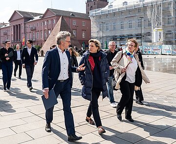 Die baden-württembergische Wirtschaftsministerin Dr. Nicole Hoffmeister-Kraut (vorne Mitte) informierte sich in Karlsruhe über das Projekt "City-Transformation".