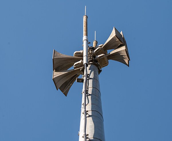 Eine Sirene an einem Mast in Karlsruhe.