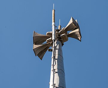 Eine Sirene an einem Mast in Karlsruhe.