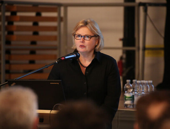 Abbildung der Professorin Dr. Anke Karmann-Woessner