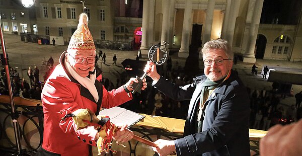 Rathaussturm auf dem Balkon wird OB Mentrup der Rathausschlüssel genommen