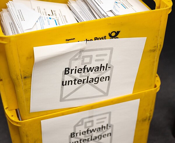 Kisten mit Briefwahlunterlagen
