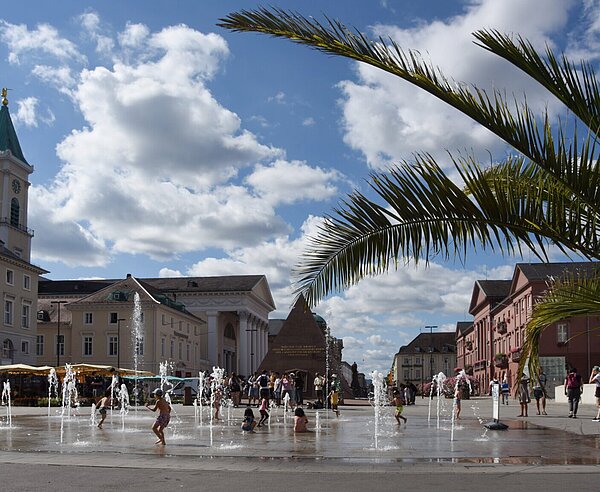 Die Wasserspiele sorgen im Sommer für eine Erfrischung auf dem Marktplatz.