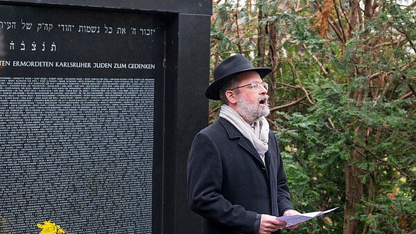 Ein Rabbiner betet vor dem Denkmal für die ermordeten Karlsruher Jüdinnen und Juden.