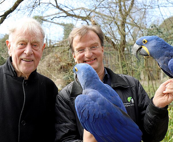 Theaterregisseur Claus Peymann beim Treffen mit Zoodirektor Dr. Matthias Reinschmidt und den beiden Hyazinth-Aras Henry und Indigo